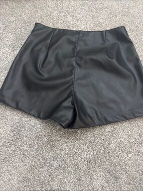 High-Waist Black Faux Leather Shorts. Zipper side.